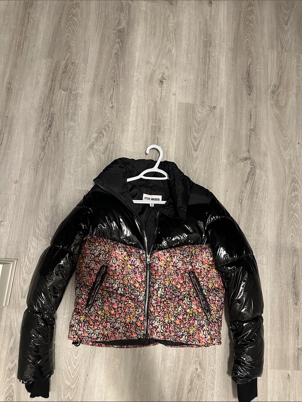 NEW Woman’s Steve Madden Ariana Black & Multicolor Floral Puffer Jacket Size M